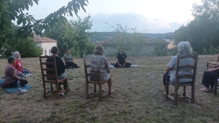 Méditation de groupe en extérieur pendant la retraite Gardien Céleste au Gîte de Fompesquiere