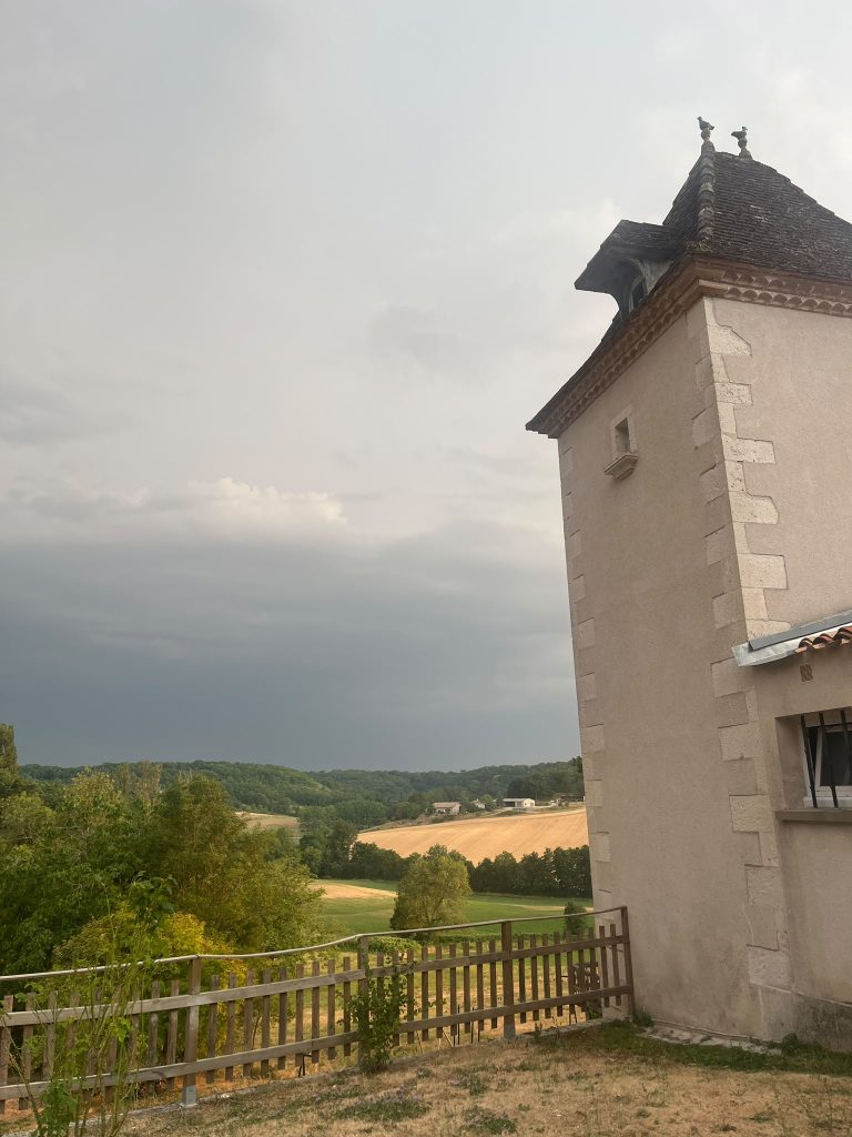 Tour du gîte avec vue sur la campagne et un ciel orageux