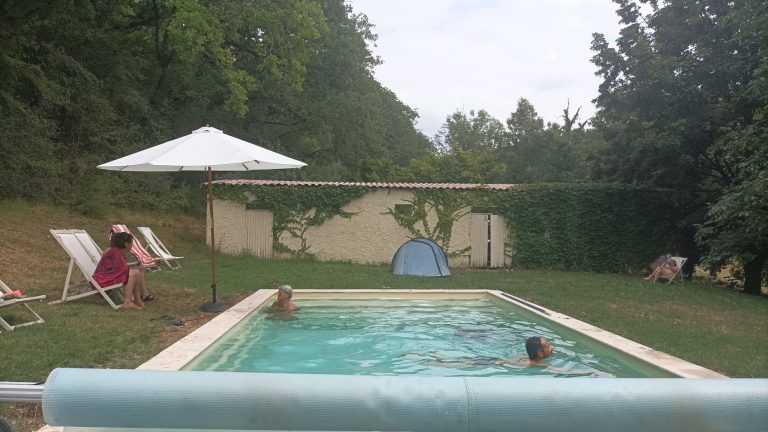 Moment de détente à la piscine du gîte