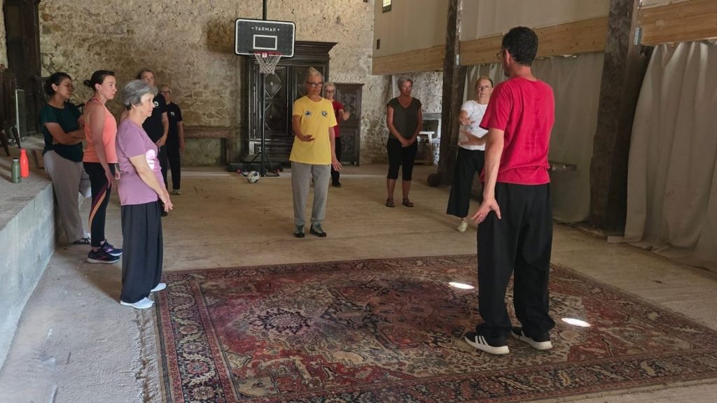 Pratique collective de Qi Gong de Wudang pendant la retraite Gardien Céleste au Gîte de Fompesquiere