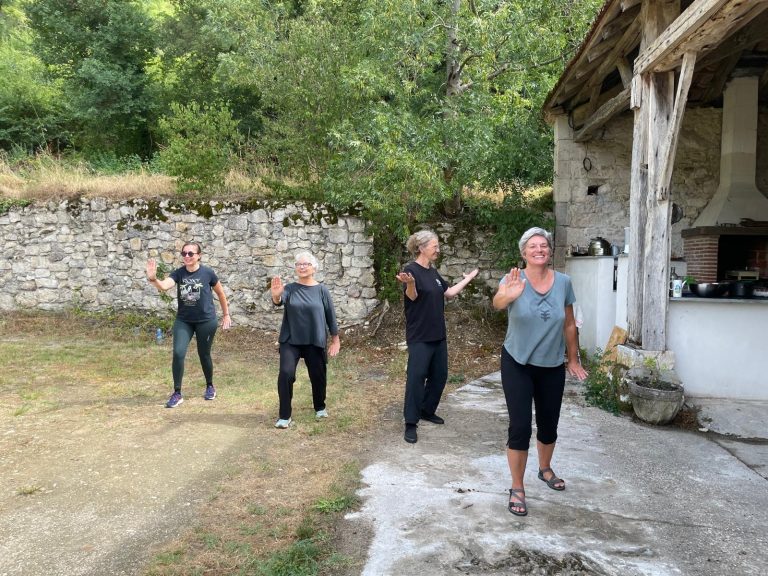 Groupe pratiquant la forme 9 au Gîte de Fompesquiere