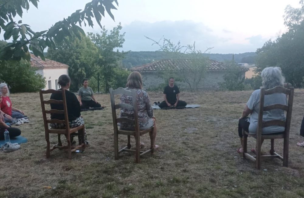 Méditation de groupe en extérieur pendant la retraite Gardien Céleste au Gîte de Fompesquiere