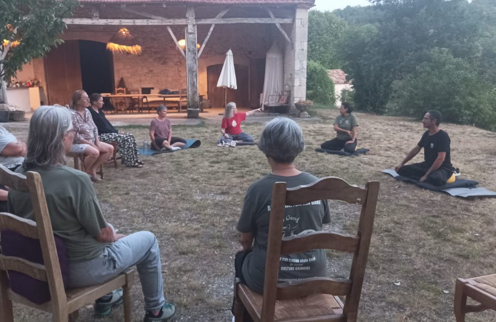 Séance de méditation en groupe en extérieur en fin de journée